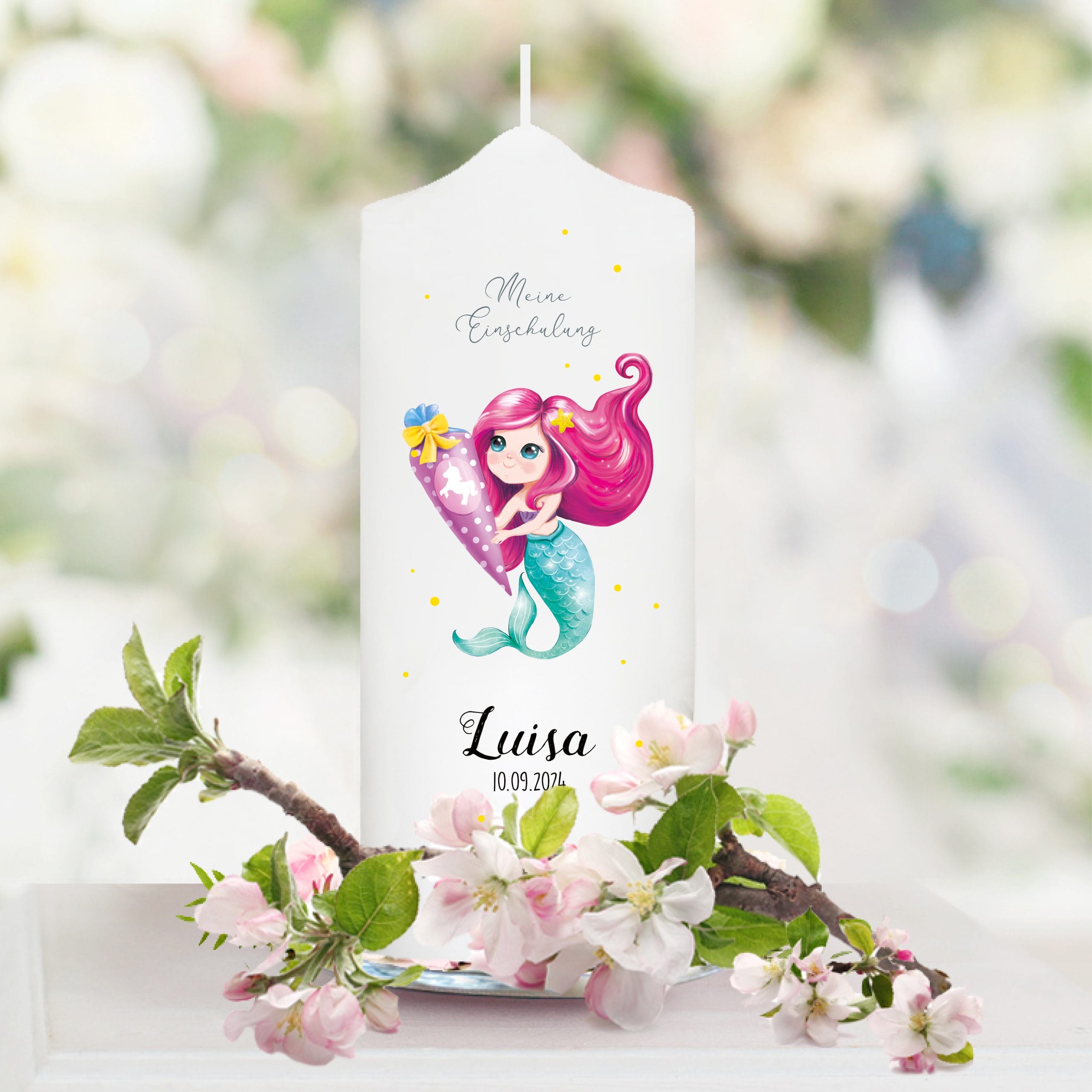 Auf dem Bild ist das Produkt: Kerze zur Einschulung für Mädchen mit Meerjungfrau und Schultüte personalisiert mit Namen und Datum zum Preis von €5.9 abgebildet.