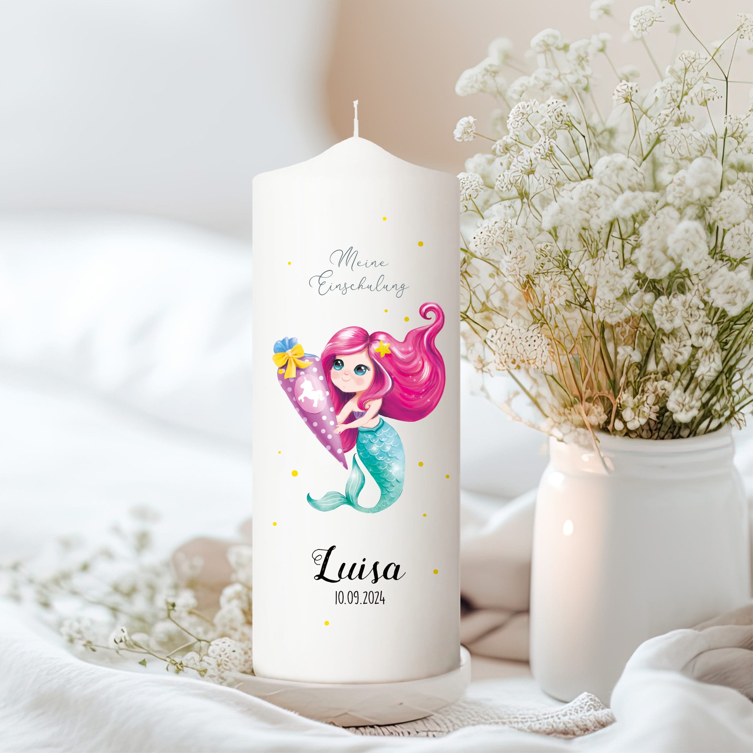 Auf dem Bild ist das Produkt: Kerze zur Einschulung für Mädchen mit Meerjungfrau und Schultüte personalisiert mit Namen und Datum zum Preis von €5.9 abgebildet.
