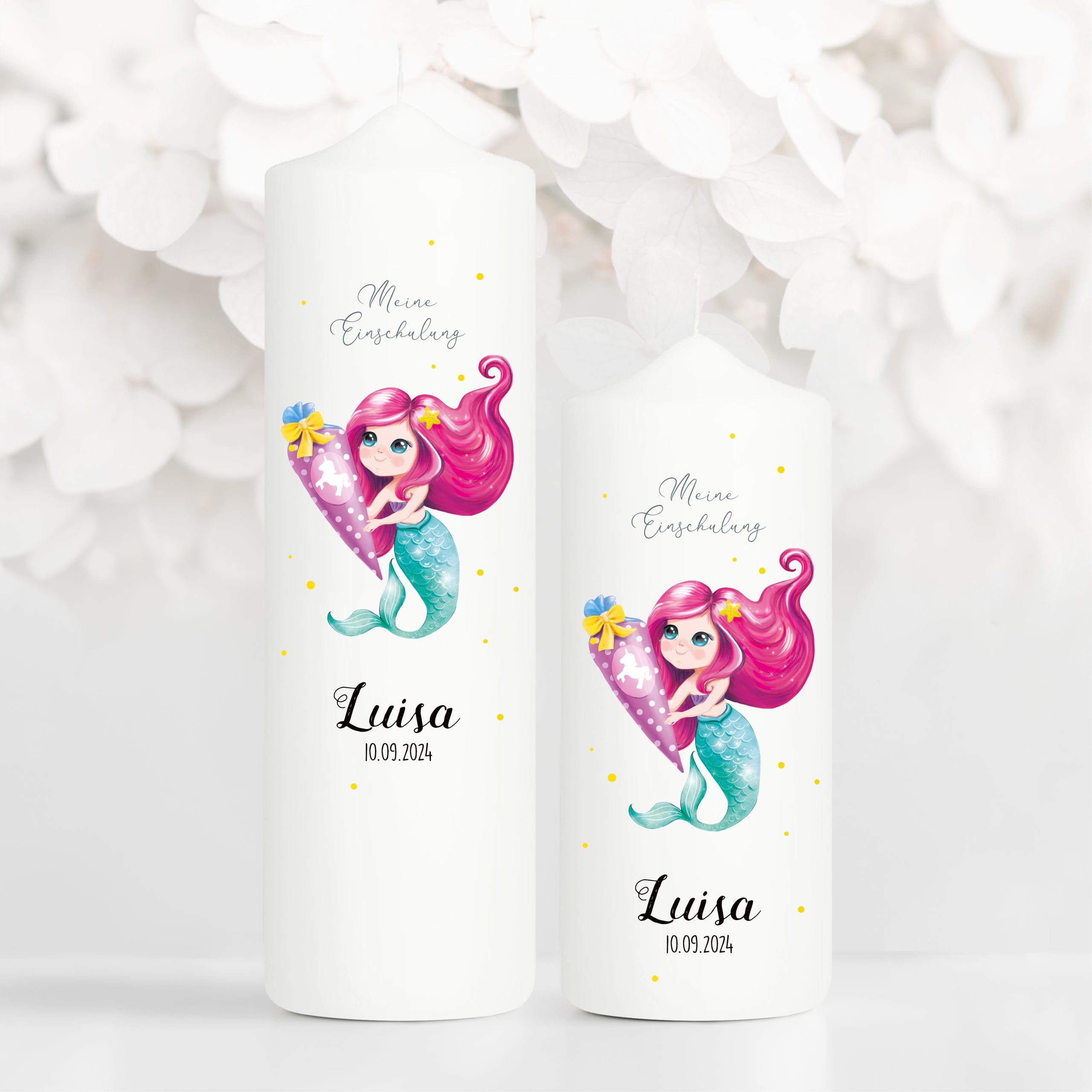 Auf dem Bild ist das Produkt: Kerze zur Einschulung für Mädchen mit Meerjungfrau und Schultüte personalisiert mit Namen und Datum zum Preis von €5.9 abgebildet.