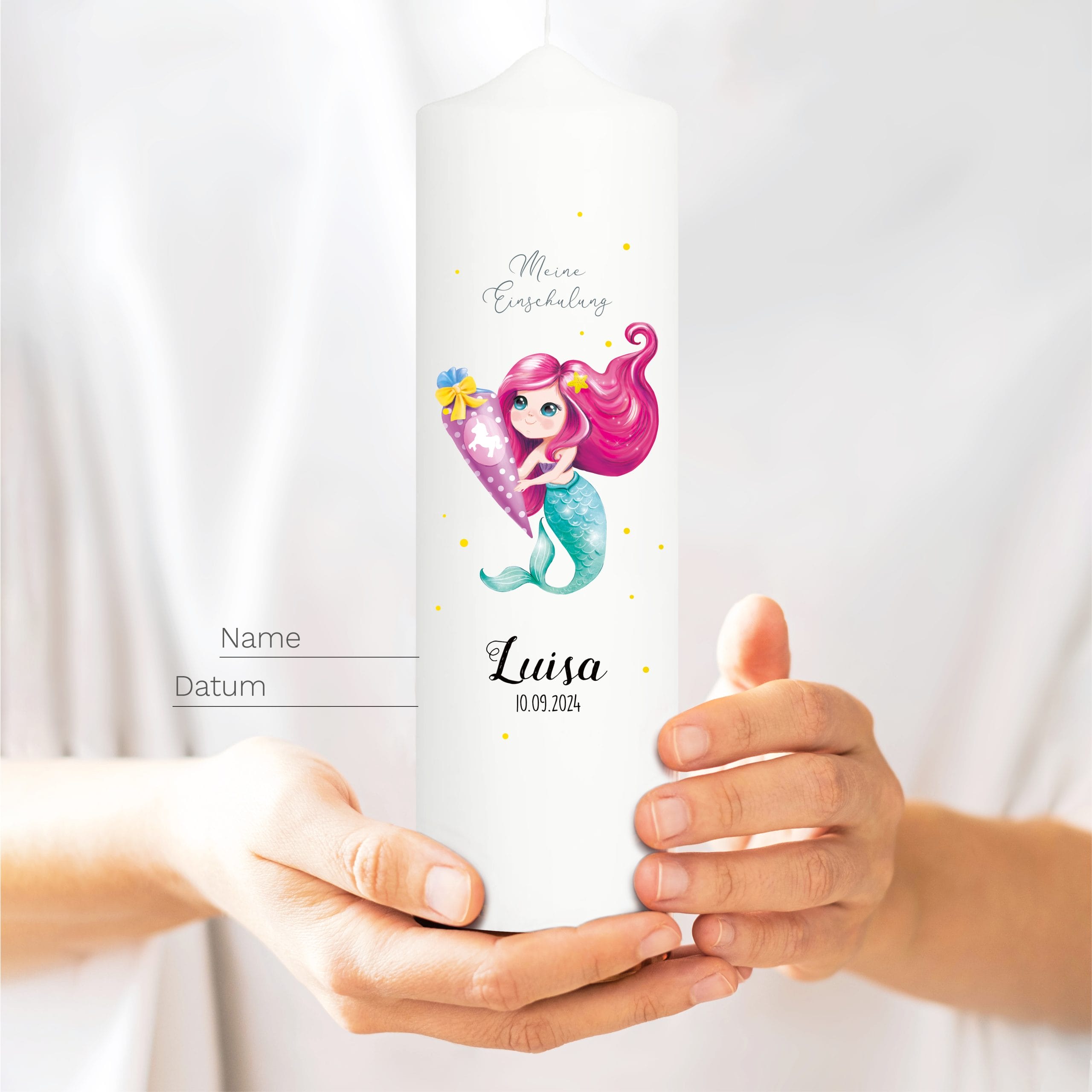 Auf dem Bild ist das Produkt: Kerze zur Einschulung für Mädchen mit Meerjungfrau und Schultüte personalisiert mit Namen und Datum zum Preis von €5.9 abgebildet.