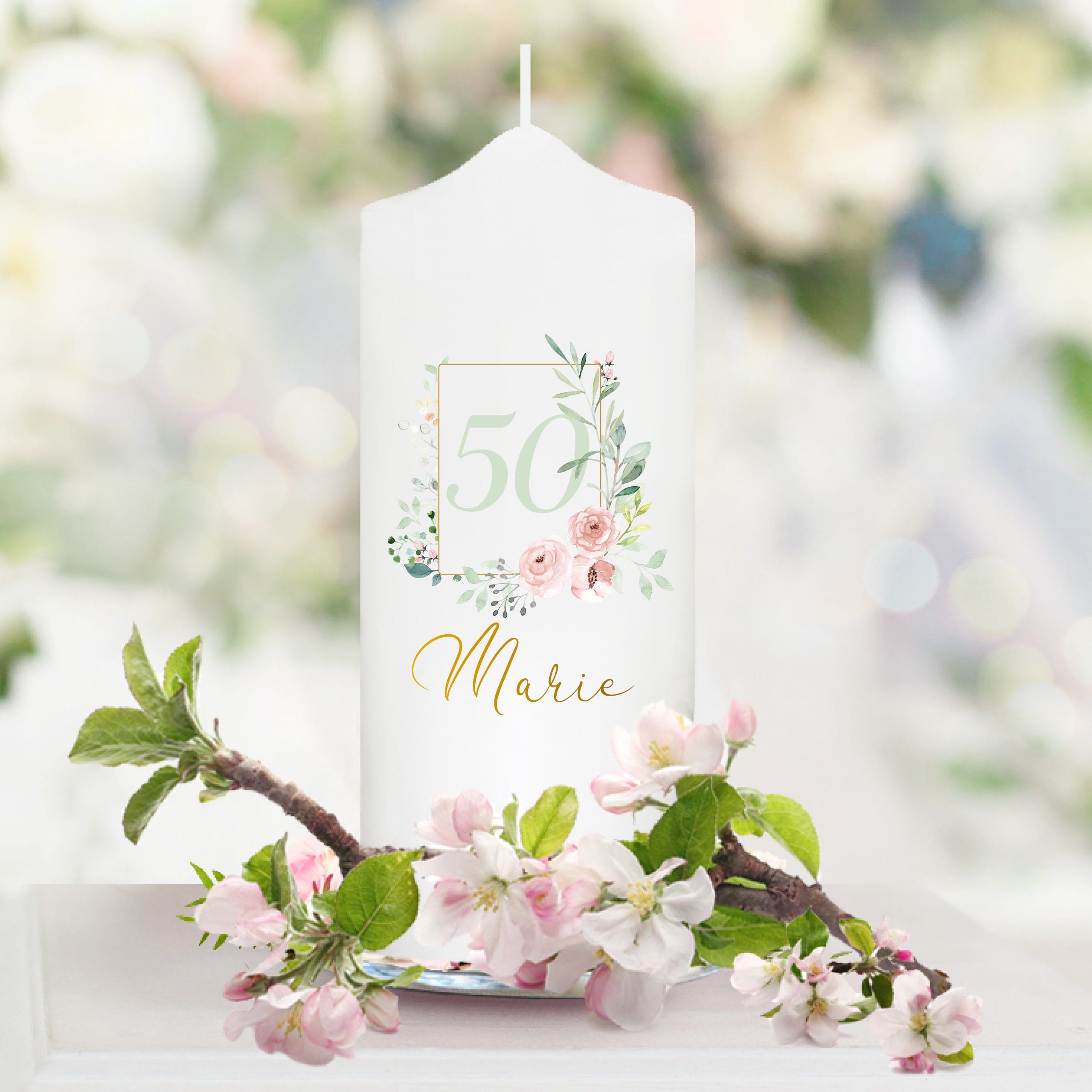 Weiße Geburtstagskerze mit einem Rahmen grünen Blättern und rosa Blüten personalisiertes Geburtstagsgeschenk Spruch