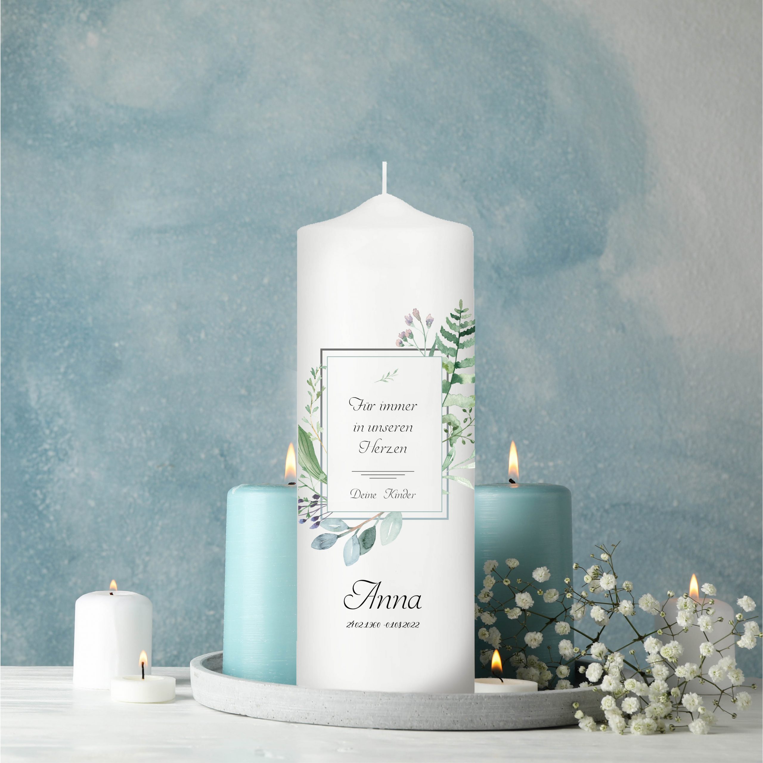 Auf dem Bild ist das Produkt: Trauerkerze Blätter mit Rahmen, personalisiert mit Namen Datum Trauerspruch zum Preis von €5.9 abgebildet.