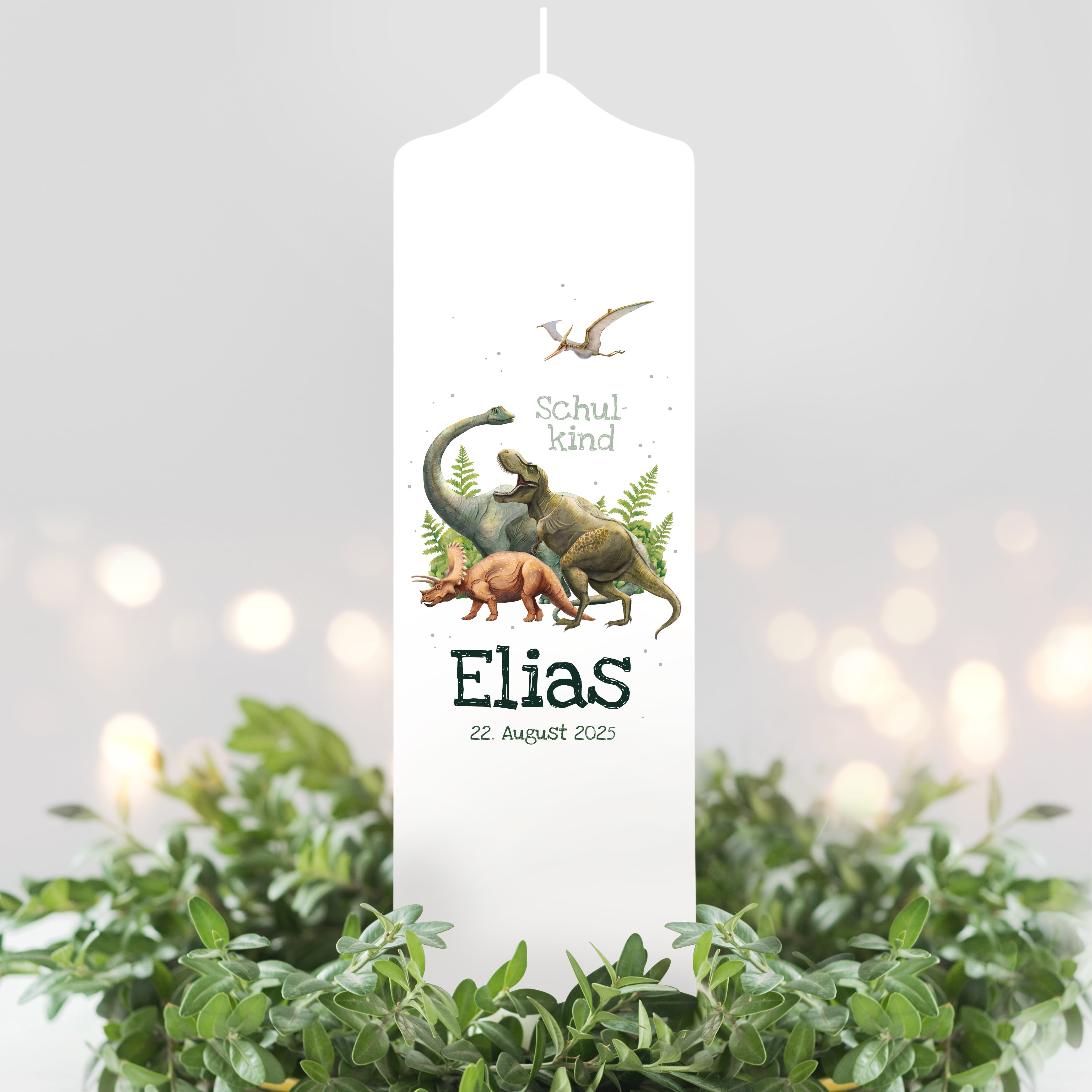 Auf dem Bild ist das Produkt: Kerze zur Einschulung mit Dinosaurier personalisiert mit Namen und Datum Dino Geschenk Erster Schultag zum Preis von €5.9 abgebildet.