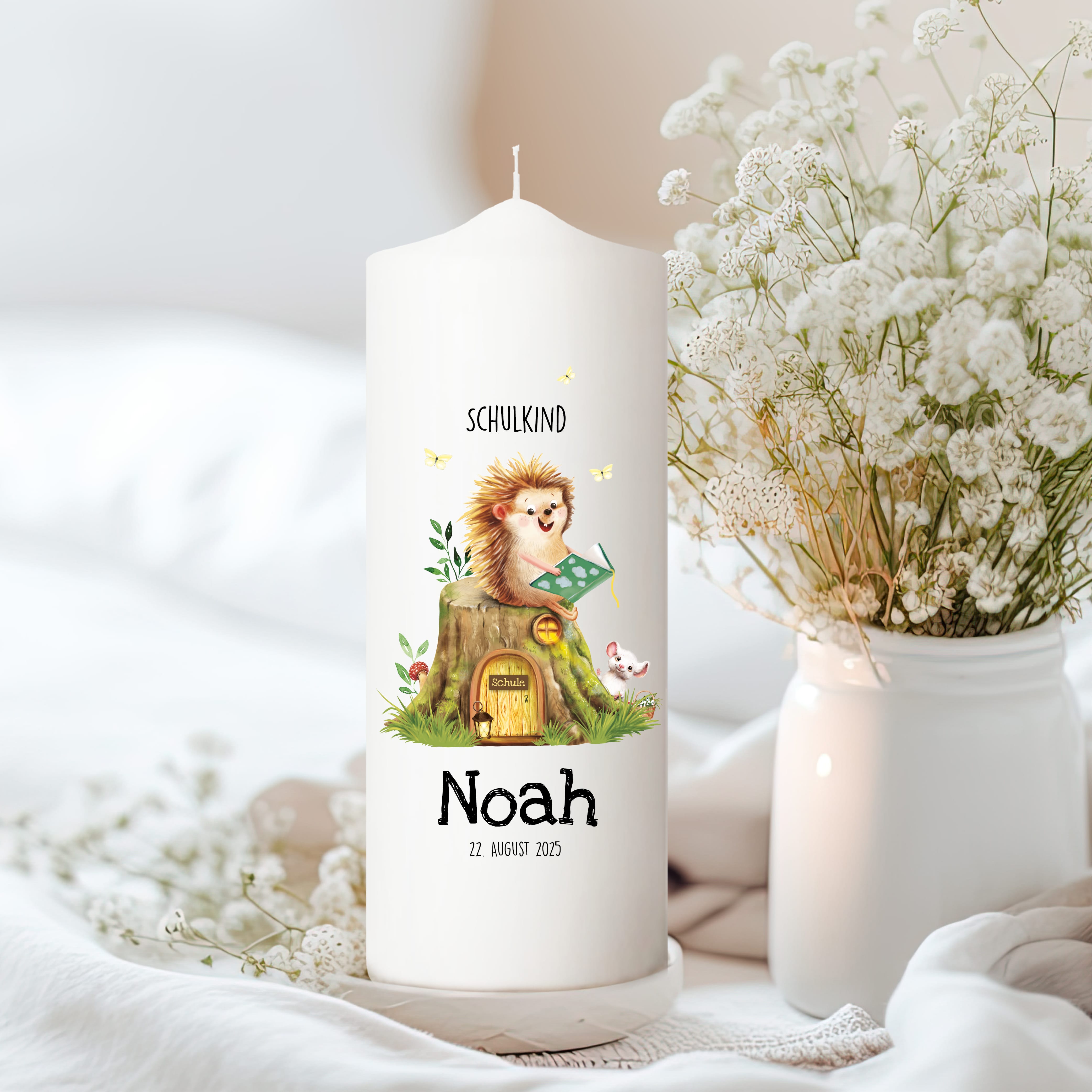 Auf dem Bild ist das Produkt: Kerze zur Einschulung mit Igel und Buch personalisiert mit Namen und Datum 1. Schultag Einschulungsgeschenk individualisierbar zum Preis von €5.9 abgebildet.