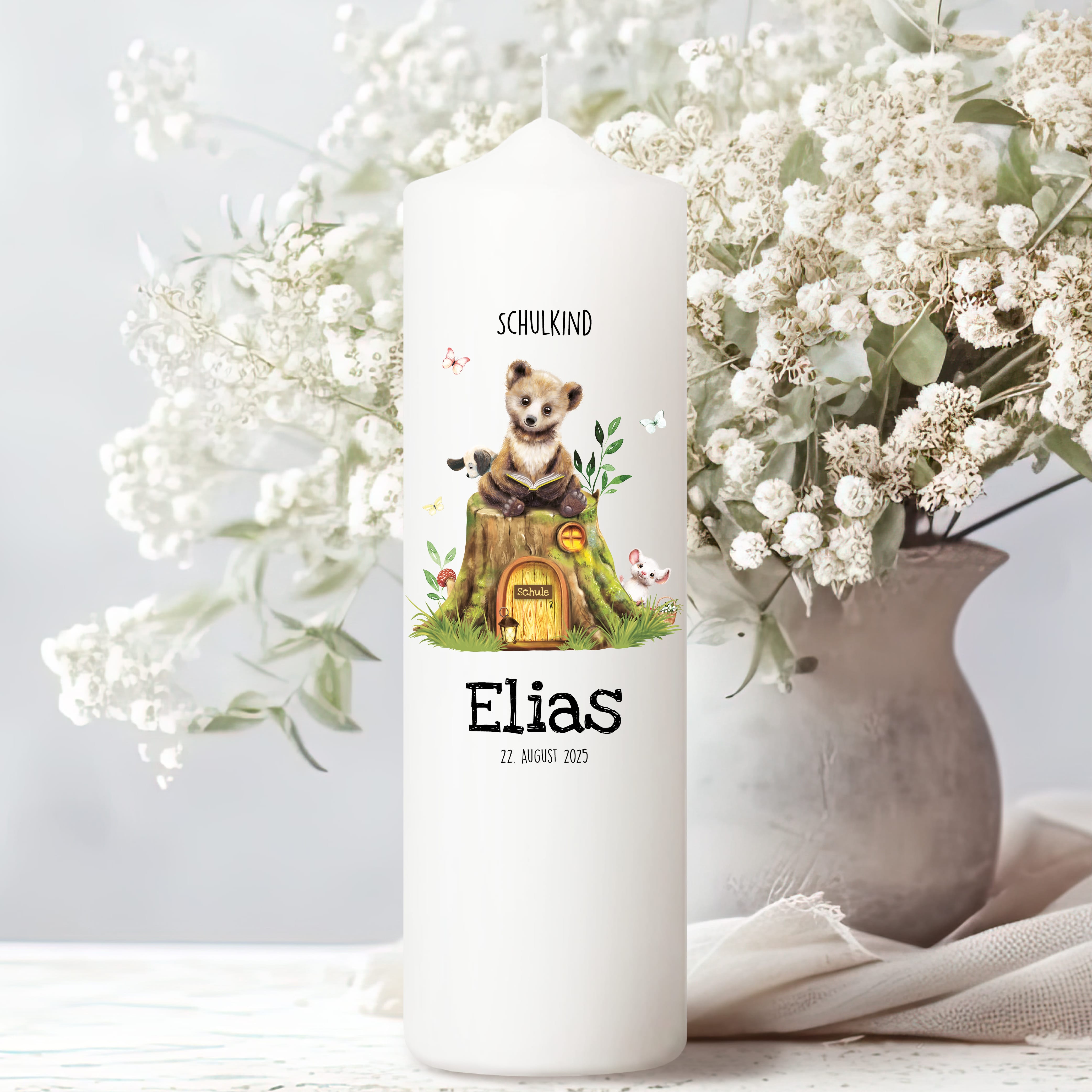 Auf dem Bild ist das Produkt: Kerze zur Einschulung mit Bär und Buch personalisiert mit Namen und Datum des Schulbeginns individualisierbares Einschulungsgeschenk zum Preis von €5.9 abgebildet.