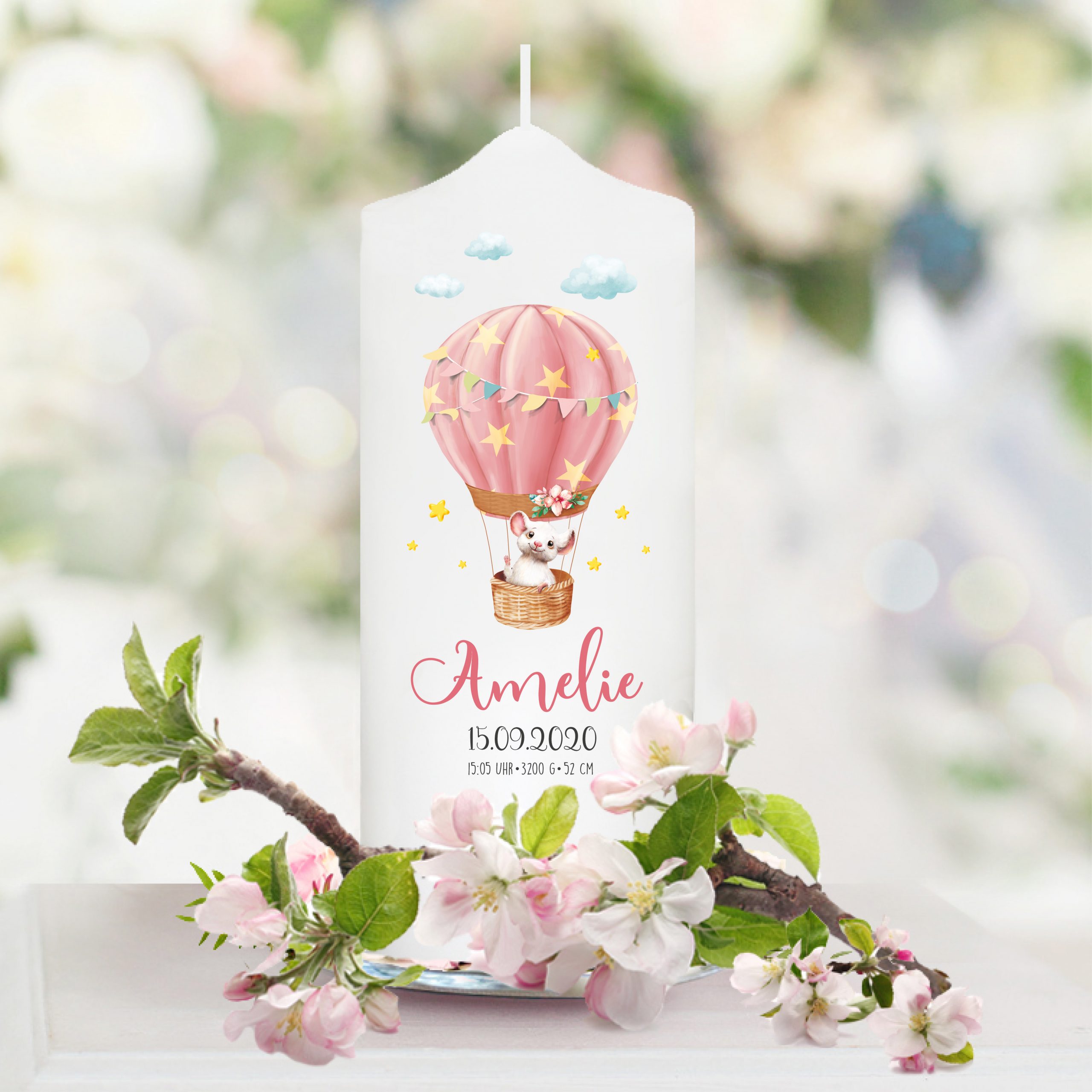Auf dem Bild ist das Produkt: Taufkerze oder Kerze zur Geburt Mädchen mit Maus im Heißluftballon pastell mit Namen Datum Uhrzeit Gewicht zum Preis von €5.9 abgebildet.