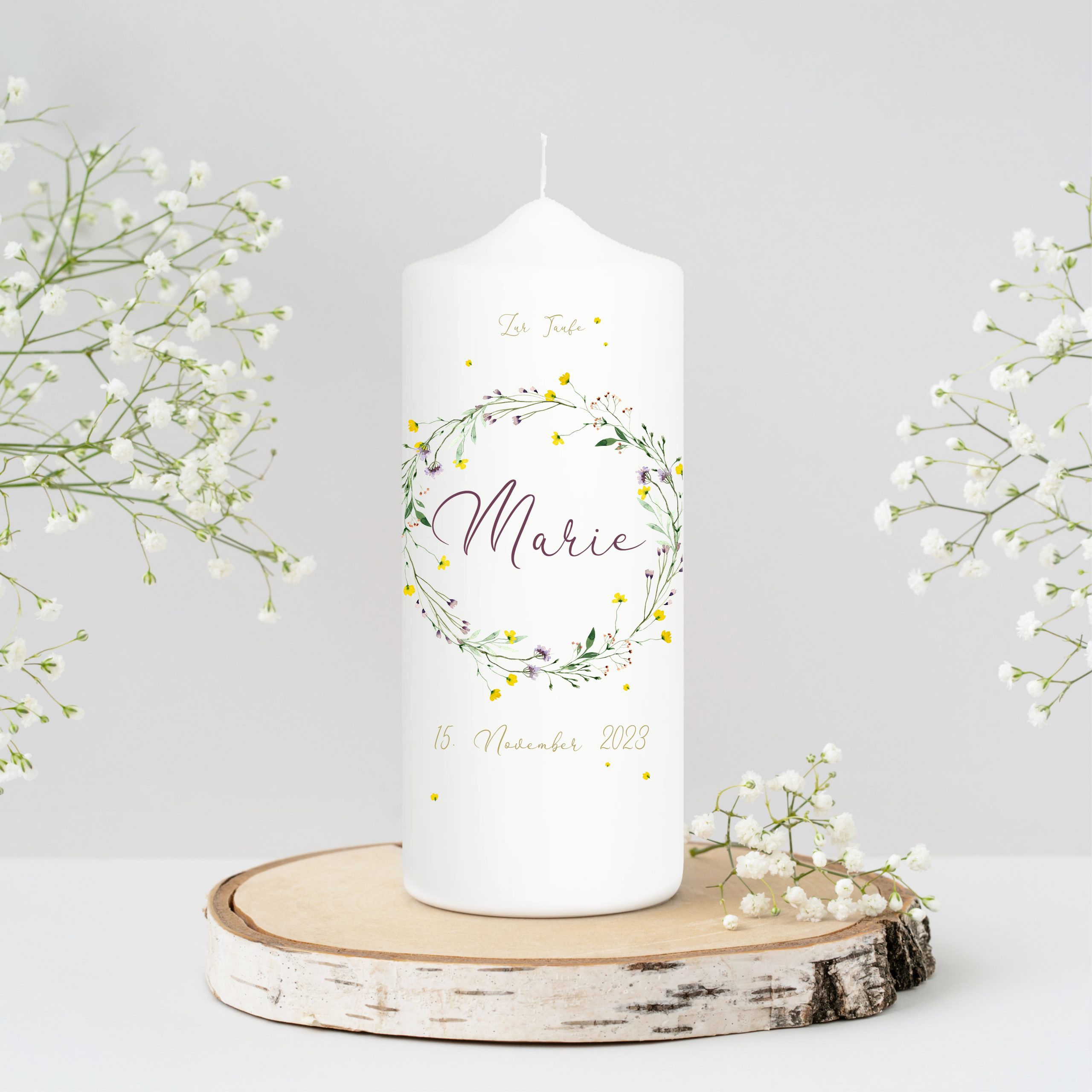 Auf dem Bild ist das Produkt: Weiße Taufkerze Kerze zur Taufe oder Geburt mit Kranz aus Wildgräsern mit Name Datum Taufspruch zum Preis von €5.9 abgebildet.