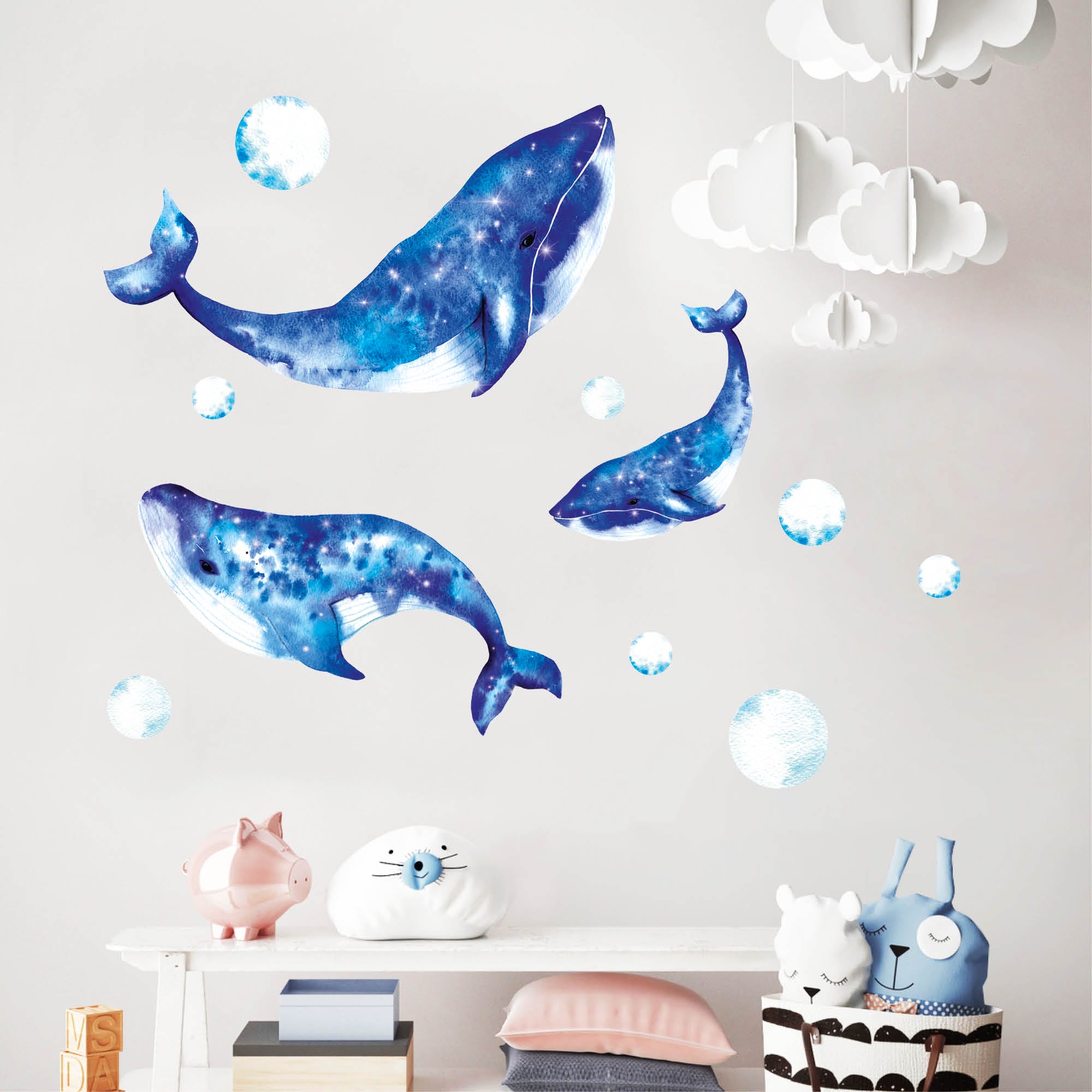Auf dem Bild ist das Produkt: Wandtattoo Kinderzimmer aquarellierte Wale Blasen Dekoration Babyzimmer Badezimmer zum Preis von €29.9 abgebildet.