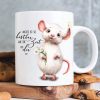 Auf dem Bild ist das Produkt: Bedruckte Keramik Tasse Maus Nichts ist so kostbar wie Zeit mit dir, Kaffeebecher, Geschenk Geburtstag zum Preis von €15.90 abgebildet.