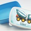 Auf dem Bild ist das Produkt: personalisierbare Brotdose blau weißer Mischer Betonmischer Auto mit Wunschnamen Schule Geschenk Einschulung Geburtstag zum Preis von €19.90 abgebildet.
