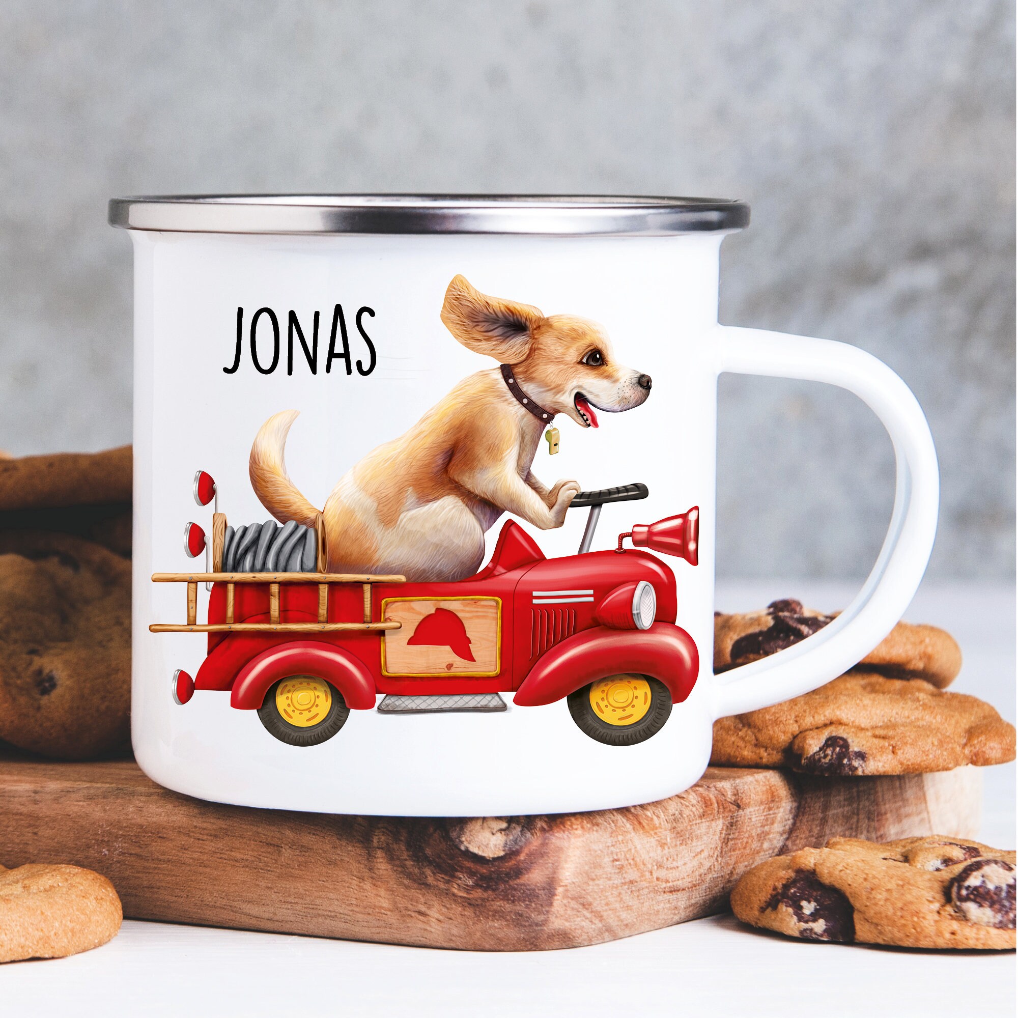 Campingbecher Emaille Hund in Retro Feuerwehrauto mit Wunschname Emaille Tasse, personalisiertes Geschenk