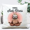Auf dem Bild ist das Produkt: Deko Kissen Anti Stress Mama Yoga Geschenk Geburtstag Muttertagsgeschenk Polyester mit Füllung 40 x 40 cm zum Preis von €11.90 abgebildet.