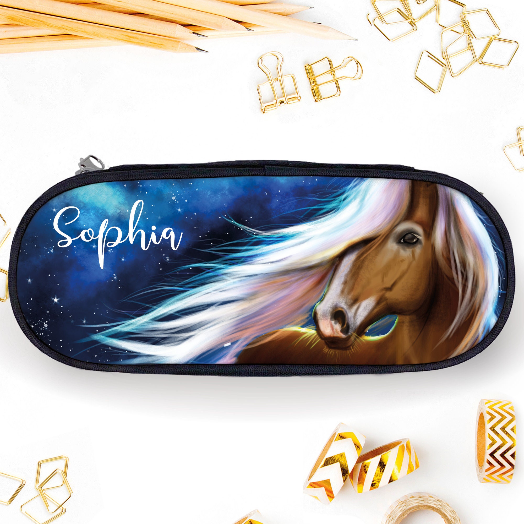 Auf dem Bild ist das Produkt: Federtasche Stiftebox Schlampermäppchen braunes Pferd mit blauem Hintergrund, Schulanfang Schule, Einschulungsgeschenk zum Preis von €19.9 abgebildet.