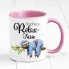 Auf dem Bild ist das Produkt: Geschenkidee Tasse bedruckt, "Relax Tasse" personalisiert mit Namen, Geburtstagsgeschenk, Faultier im Pyjama auf Ast, Vatertagsgeschenk zum Preis von €18.9 abgebildet.