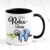 Auf dem Bild ist das Produkt: Geschenkidee Tasse bedruckt, "Relax Tasse" personalisiert mit Namen, Geburtstagsgeschenk, Faultier im Pyjama auf Ast, Vatertagsgeschenk zum Preis von €18.9 abgebildet.