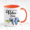 Auf dem Bild ist das Produkt: Geschenkidee Tasse bedruckt, "Relax Tasse" personalisiert mit Namen, Geburtstagsgeschenk, Faultier im Pyjama auf Ast, Vatertagsgeschenk zum Preis von €18.9 abgebildet.