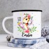 Auf dem Bild ist das Produkt: Kindertasse Emaille Becher Pferd Blumen rosa Mädchen, personalisiert mit Wunschnamen, Schulkind Einschulung, Geschenk Geburtstag zum Preis von €18.9 abgebildet.