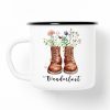 Auf dem Bild ist das Produkt: Tasse Campingbecher Emaille mit Wildblumen Gräsern in Wanderstiefeln Wanderlust Natur Naturliebhaber Camper zum Preis von €18.9 abgebildet.