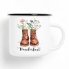 Auf dem Bild ist das Produkt: Tasse Campingbecher Emaille mit Wildblumen Gräsern in Wanderstiefeln Wanderlust Natur Naturliebhaber Camper zum Preis von €18.9 abgebildet.