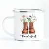 Auf dem Bild ist das Produkt: Tasse Campingbecher Emaille mit Wildblumen Gräsern in Wanderstiefeln Wanderlust Natur Naturliebhaber Camper zum Preis von €18.9 abgebildet.