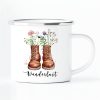 Auf dem Bild ist das Produkt: Tasse Campingbecher Emaille mit Wildblumen Gräsern in Wanderstiefeln Wanderlust Natur Naturliebhaber Camper zum Preis von €18.9 abgebildet.