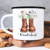 Auf dem Bild ist das Produkt: Tasse Campingbecher Emaille mit Wildblumen Gräsern in Wanderstiefeln Wanderlust Natur Naturliebhaber Camper zum Preis von €18.9 abgebildet.