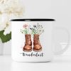 Auf dem Bild ist das Produkt: Tasse Campingbecher Emaille mit Wildblumen Gräsern in Wanderstiefeln Wanderlust Natur Naturliebhaber Camper zum Preis von €18.9 abgebildet.