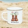 Auf dem Bild ist das Produkt: Tasse Campingbecher Emaille mit Wildblumen Gräsern in Wanderstiefeln Wanderlust Natur Naturliebhaber Camper zum Preis von €18.9 abgebildet.