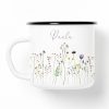 Auf dem Bild ist das Produkt: Tasse Campingbecher Emaille mit Wildblumen und dem Wunschnamen Natur Naturliebhaber Camper zum Preis von €18.9 abgebildet.