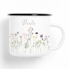 Auf dem Bild ist das Produkt: Tasse Campingbecher Emaille mit Wildblumen und dem Wunschnamen Natur Naturliebhaber Camper zum Preis von €18.9 abgebildet.