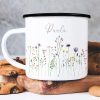 Auf dem Bild ist das Produkt: Tasse Campingbecher Emaille mit Wildblumen und dem Wunschnamen Natur Naturliebhaber Camper zum Preis von €18.9 abgebildet.