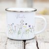 Auf dem Bild ist das Produkt: Tasse Campingbecher Emaille mit Wildblumen und dem Wunschnamen Natur Naturliebhaber Camper zum Preis von €18.9 abgebildet.