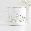 Auf dem Bild ist das Produkt: Tasse Campingbecher Emaille mit Wildblumen und dem Wunschnamen Natur Naturliebhaber Camper zum Preis von €18.9 abgebildet.