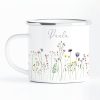Auf dem Bild ist das Produkt: Tasse Campingbecher Emaille mit Wildblumen und dem Wunschnamen Natur Naturliebhaber Camper zum Preis von €18.9 abgebildet.