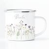 Auf dem Bild ist das Produkt: Tasse Campingbecher Emaille mit Wildblumen und dem Wunschnamen Natur Naturliebhaber Camper zum Preis von €18.9 abgebildet.