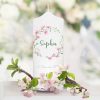 Auf dem Bild ist das Produkt: Taufkerze Mädchen Blütenkranz Magnolie rosa pastell bedruckt mit Namen, Datum und auf Wunsch eigenem, vorgegebenem oder keinem Taufspruch zum Preis von €5.9 abgebildet.