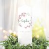 Auf dem Bild ist das Produkt: Taufkerze Mädchen Blütenkranz Magnolie rosa pastell bedruckt mit Namen, Datum und auf Wunsch eigenem, vorgegebenem oder keinem Taufspruch zum Preis von €5.9 abgebildet.