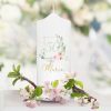 Auf dem Bild ist das Produkt: Weiße Geburtstagskerze mit einem Rahmen grünen Blättern und rosa Blüten personalisiertes Geburtstagsgeschenk Spruch zum Preis von €5.9 abgebildet.