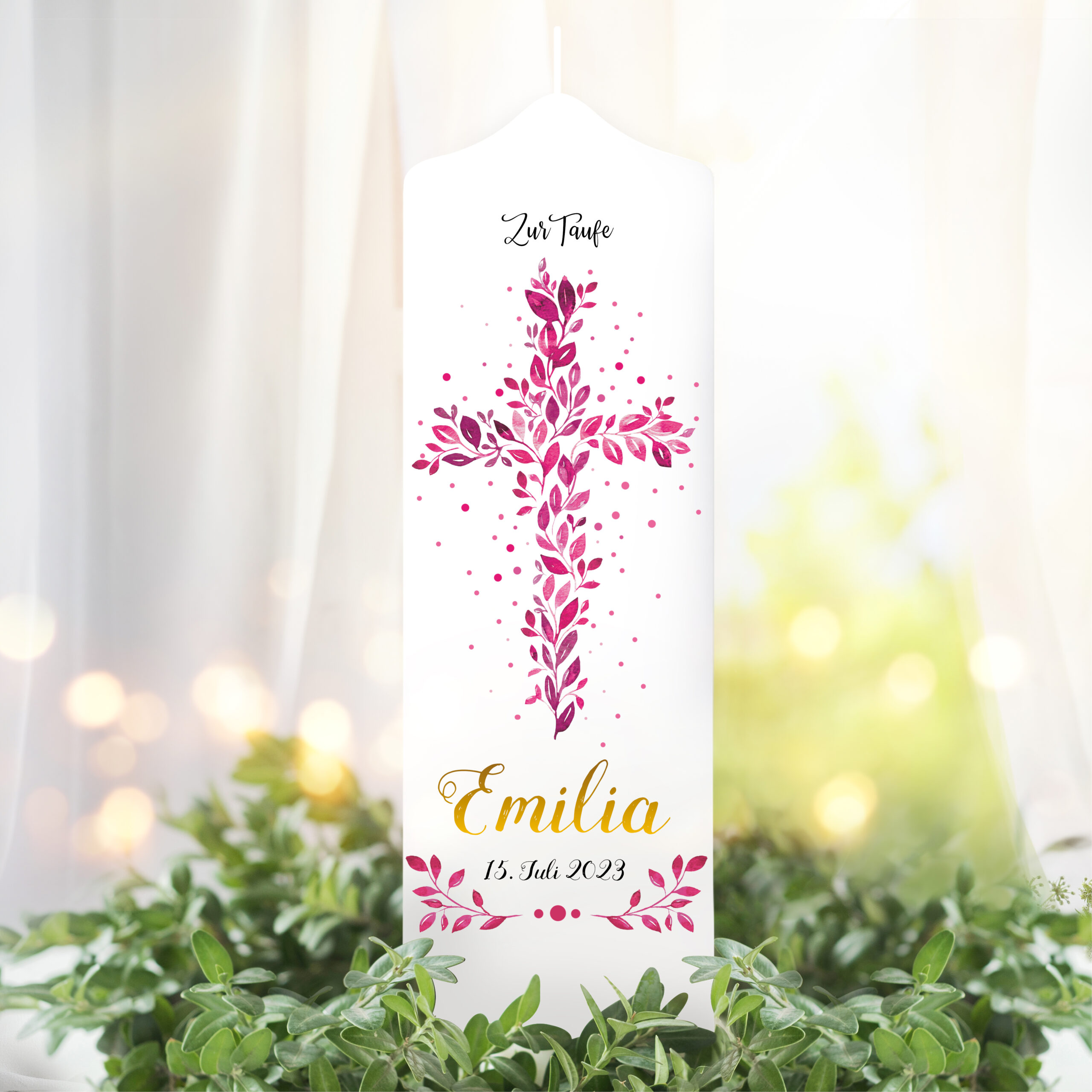 Auf dem Bild ist das Produkt: Taufkerze Junge Mädchen Baum Heiliges Kreuz pinke Blätter Kerze zur Taufe mit Namen, Datum und eigenem, vorgegebenem oder keinem Taufspruch zum Preis von €5.9 abgebildet.
