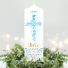 Auf dem Bild ist das Produkt: Taufkerze Junge Mädchen Baum Heiliges Kreuz blaue Blätter Kerze zur Taufe mit Namen, Datum und optionalen Taufspruch Jesuskreuz zum Preis von €5.9 abgebildet.