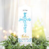 Auf dem Bild ist das Produkt: Taufkerze Junge Mädchen Baum Heiliges Kreuz blaue Blätter Kerze zur Taufe mit Namen, Datum und optionalen Taufspruch Jesuskreuz zum Preis von €5.9 abgebildet.