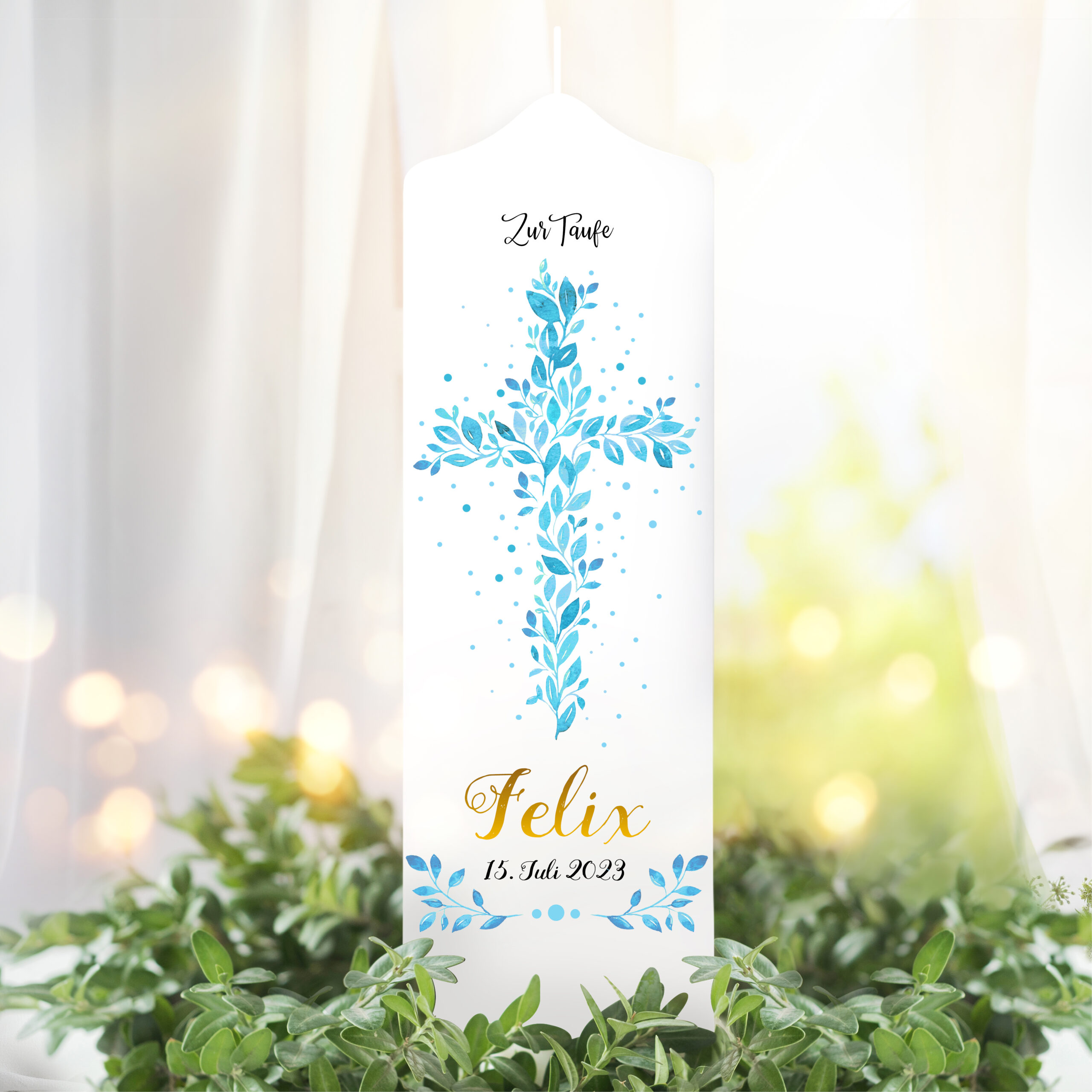 Auf dem Bild ist das Produkt: Taufkerze Junge Mädchen Baum Heiliges Kreuz blaue Blätter Kerze zur Taufe mit Namen, Datum und optionalen Taufspruch Jesuskreuz zum Preis von €5.9 abgebildet.
