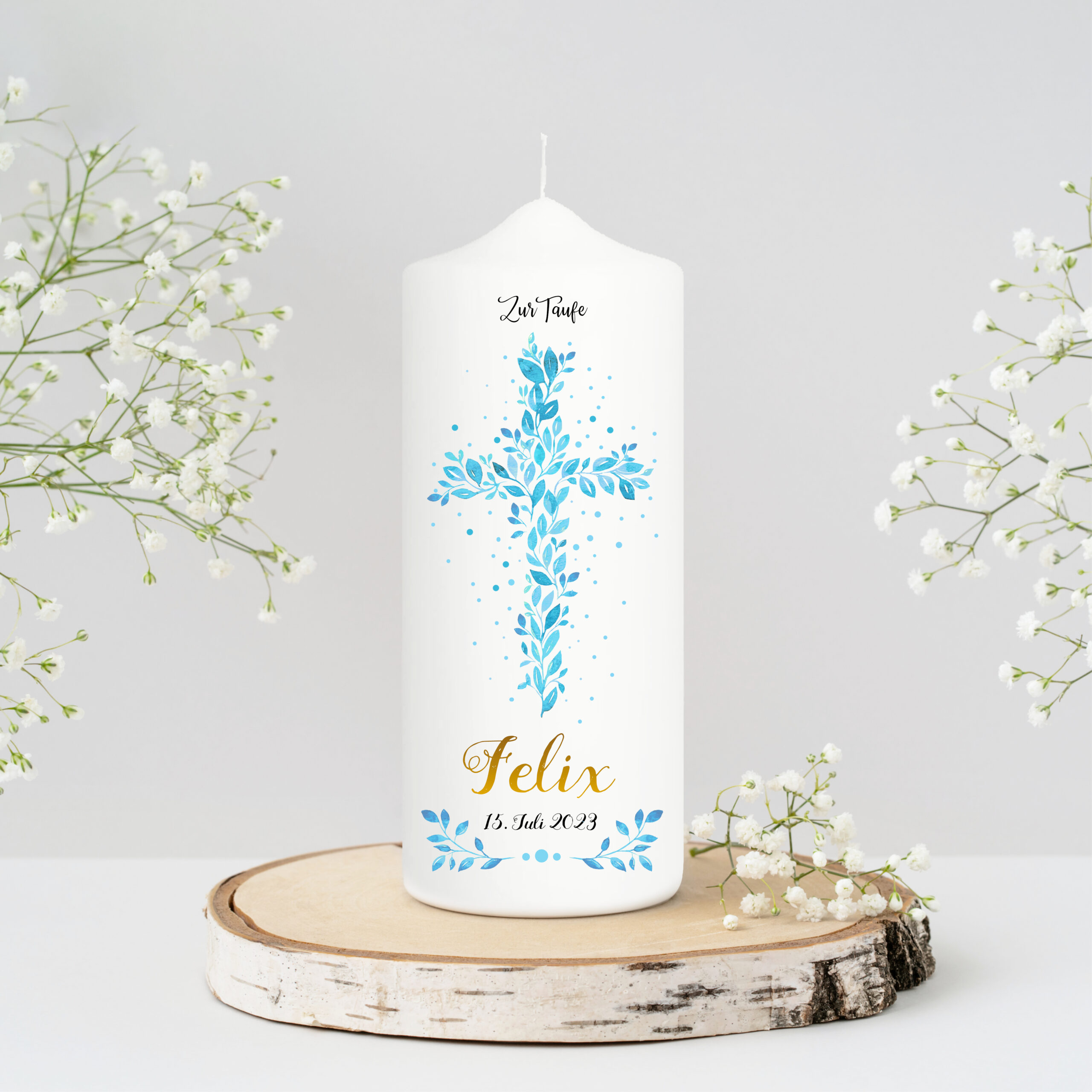 Auf dem Bild ist das Produkt: Taufkerze Junge Mädchen Baum Heiliges Kreuz blaue Blätter Kerze zur Taufe mit Namen, Datum und optionalen Taufspruch Jesuskreuz zum Preis von €5.9 abgebildet.