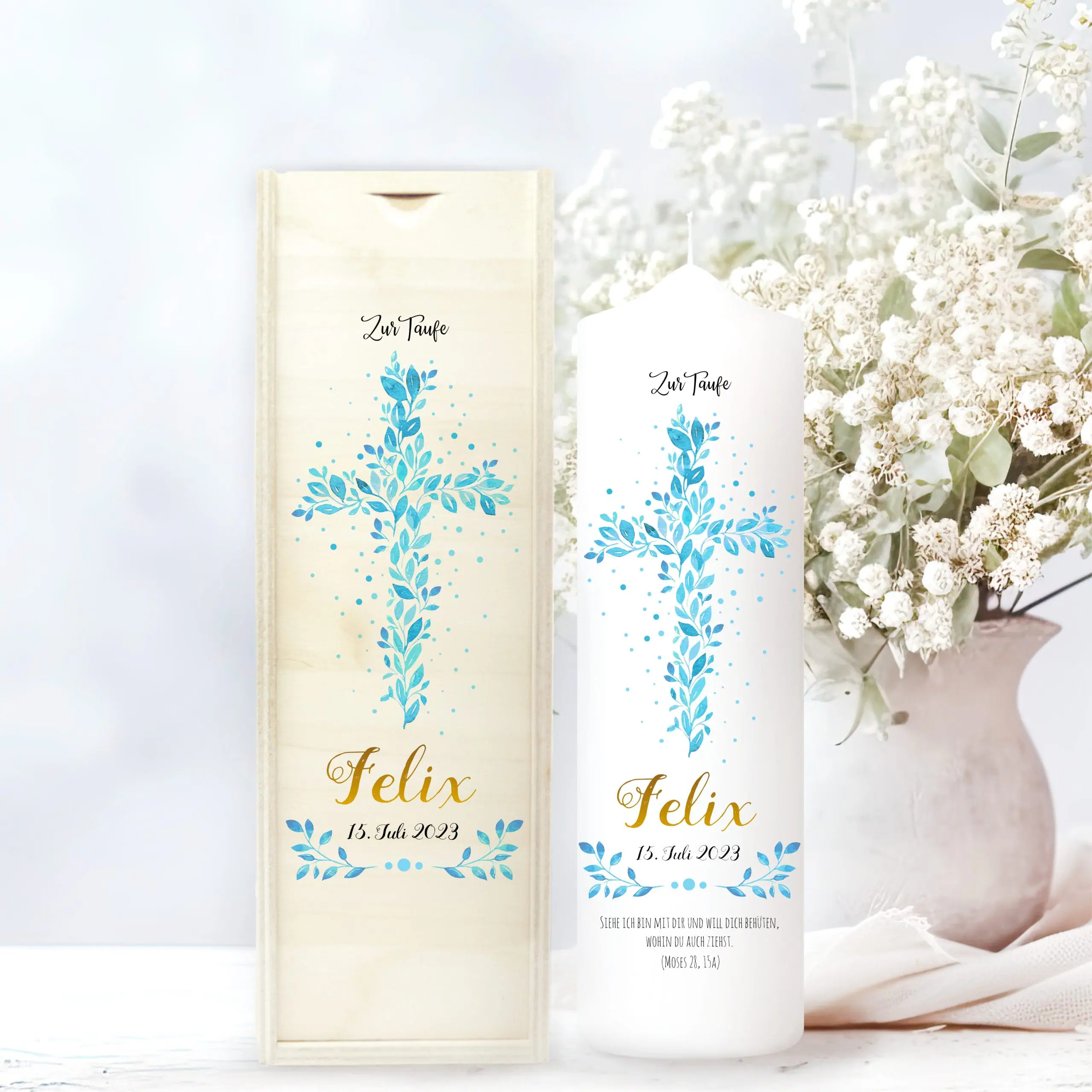 Auf dem Bild ist das Produkt: Taufkerze Junge Mädchen Baum Heiliges Kreuz blaue Blätter Kerze zur Taufe mit Namen, Datum und optionalen Taufspruch Jesuskreuz zum Preis von €5.90 abgebildet.