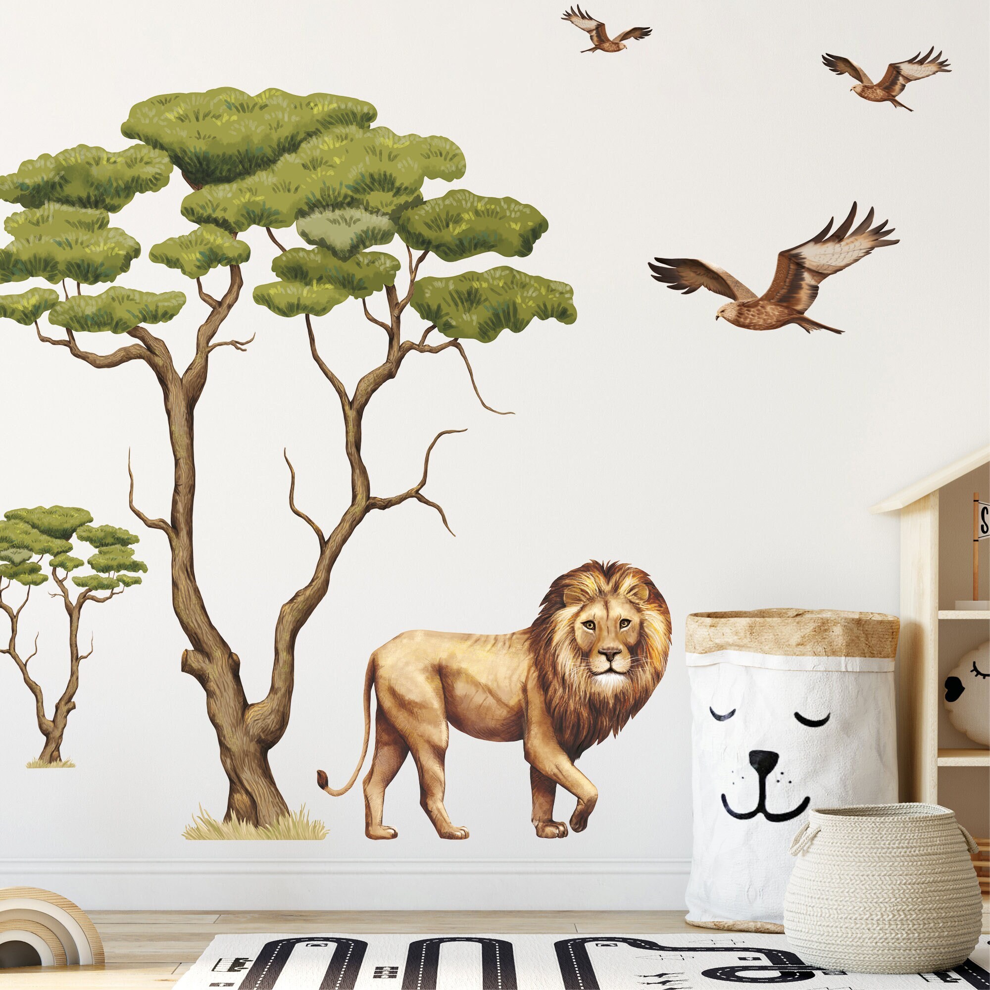 Wandtattoo Kinderzimmer Savanne mit Bäumen, Löwe und Vögeln Dekoration Babyzimmer Tiere Natur