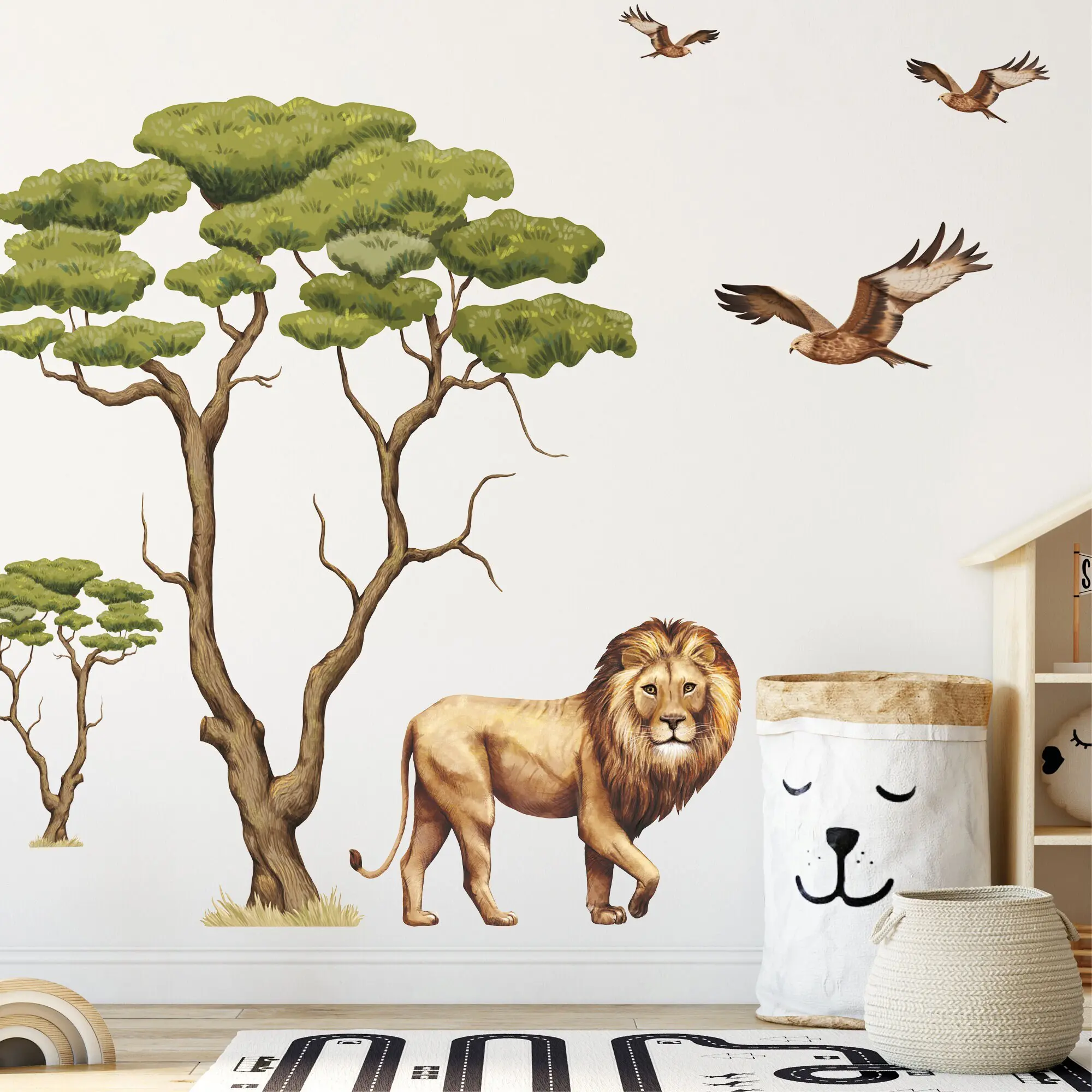 Auf dem Bild ist das Produkt: Wandtattoo Kinderzimmer Savanne mit Bäumen Löwe und Vögeln Dekoration Babyzimmer Tiere Natur zum Preis von €49.9 abgebildet.