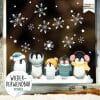 Auf dem Bild ist das Produkt: Fensterbild Weihnachten Winter Pinguine mit Schneeflocken Wiederverwendbar Pudelmütze und Schal Adventsdeko zum Preis von €13.90 abgebildet.