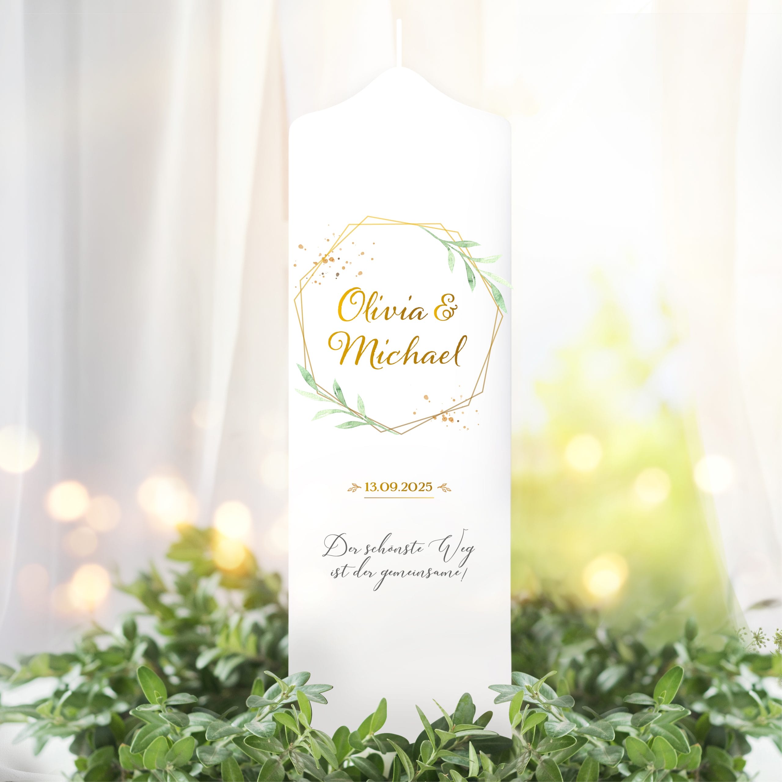 Auf dem Bild ist das Produkt: Weiße personalisierbare Hochzeitskerze geometrischer Rahmen mit Blättern personalisiert Hochzeitsgeschenk Spruch, Valentinstagsgeschenk zum Preis von €5.9 abgebildet.