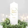 Auf dem Bild ist das Produkt: Weiße personalisierbare Hochzeitskerze geometrischer Rahmen mit Blättern personalisiert Hochzeitsgeschenk Spruch, Valentinstagsgeschenk zum Preis von €5.9 abgebildet.