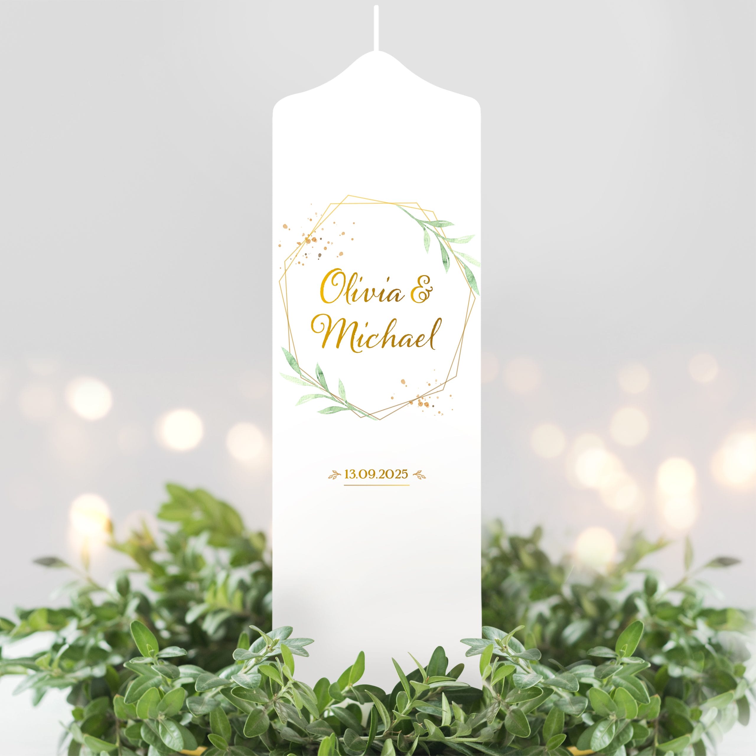 Auf dem Bild ist das Produkt: Weiße personalisierbare Hochzeitskerze geometrischer Rahmen mit Blättern personalisiert Hochzeitsgeschenk Spruch, Valentinstagsgeschenk zum Preis von €5.9 abgebildet.